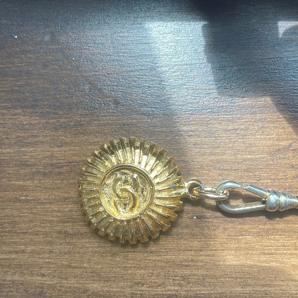 🌟🌟HOST PICK🌟🌟Beyond Stunning Chanel Belt comes with original box - Picture 4 of 9